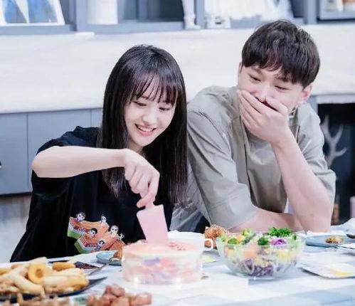 娱乐吃瓜酱和男友吵架,揭秘情侣间的甜蜜“战争”